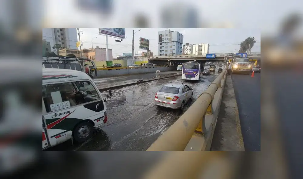 Según Sedapal, el aniego se produjo al cambiar una válvula de 8 pulgadas. (Foto: Grace Mora / La República)