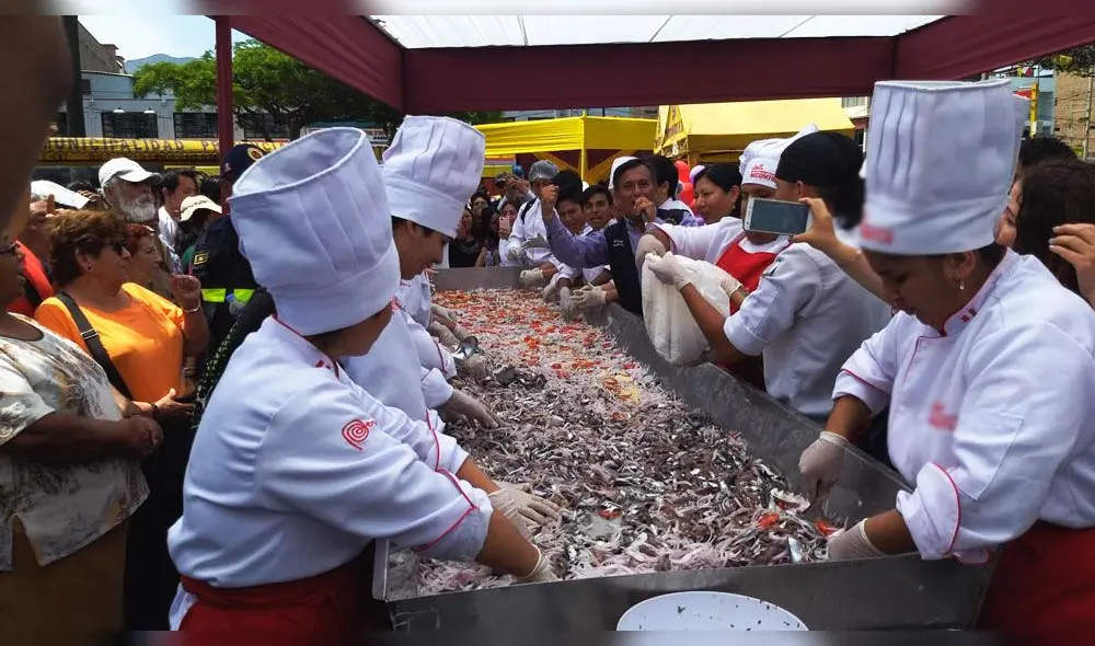 Preparan el ceviche más grande de Chimbote a base de anchoveta 