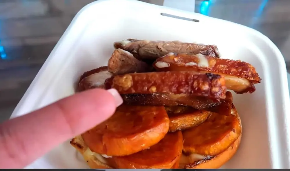 Desliza las imágenes para ver el aspecto de este costoso pan con chicharrón. Foto: Captura de YouTube/Desbalanceados