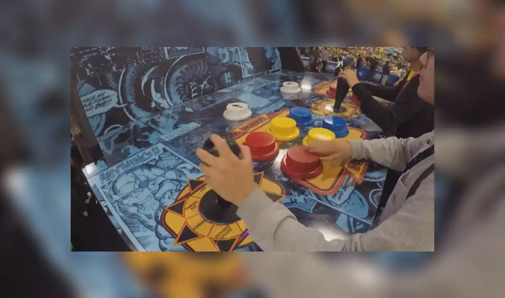 Inmensa cola se formó en EVO 2019 para probar la máquina arcade más grande del mundo. Algunos necesitarían ambas manos para controlar la palanca. Inmensa cola se formó en EVO 2019 para probar la máquina arcade más grande del mundo. Algunos necesitarían ambas manos para controlar la palanca.