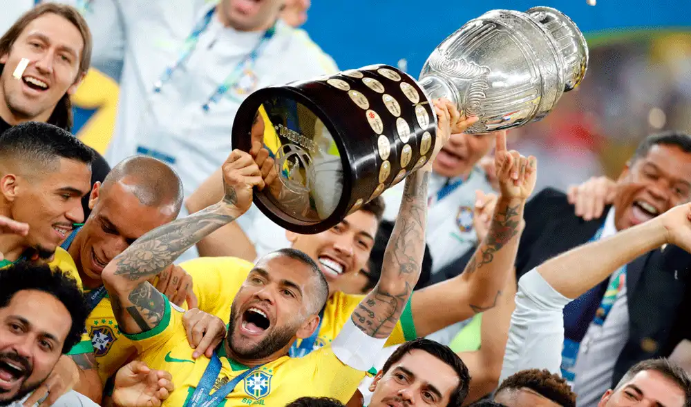 Dani Alves, de 36 años, fue elegido el Balón de Oro de la Copa América 2019. | Fotos: EFE / AFP