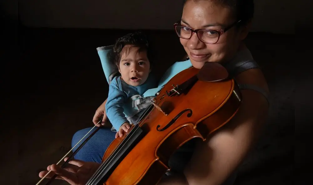 Delia Suniaga y su hijo Santiago, el bebé que se arrullaba con los ensayos. Fotografía: Melissa Merino. Delia Suniaga y su hijo Santiago, el bebé que se arrullaba con los ensayos. Fotografía: Melissa Merino.