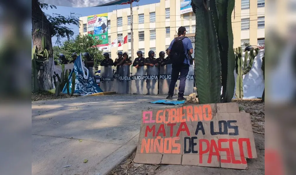 Niños afectados con metales pesados de Pasco acampan frente al Minsa, pero PNP los reprime. Foto: URPI-GLR Niños afectados con metales pesados de Pasco acampan frente al Minsa, pero PNP los reprime. Foto: URPI-GLR