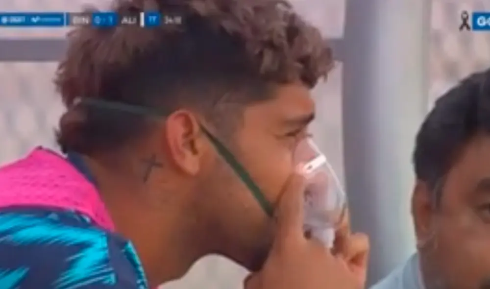 El delantero uruguayo ha sido víctima de la altura de Juliaca y recibió la atención del cuerpo médico blanquiazul. Las imágenes captadas se hicieron viral por redes sociales. El delantero uruguayo ha sido víctima de la altura de Juliaca y recibió la atención del cuerpo médico blanquiazul. Las imágenes captadas se hicieron viral por redes sociales.