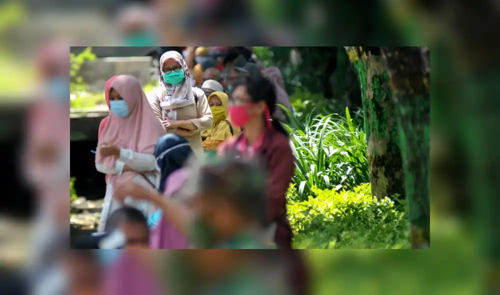Obligan a limpiar baños públicos a quienes no respeten con la orden de distanciamiento social en Indonesia. Foto: AFP