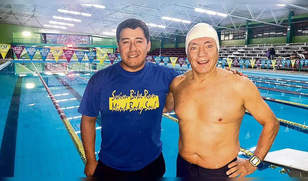 natación. Junto a su entrenador Paúl Condori Bedregal.