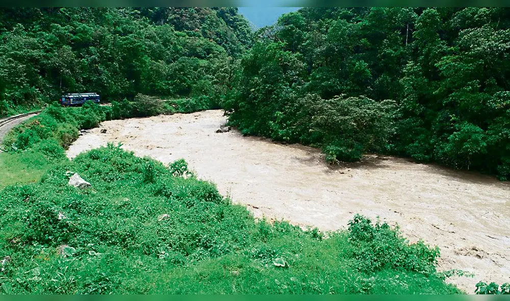 caudaloso. Posible desborde amenaza líneas del tren. caudaloso. Posible desborde amenaza líneas del tren.