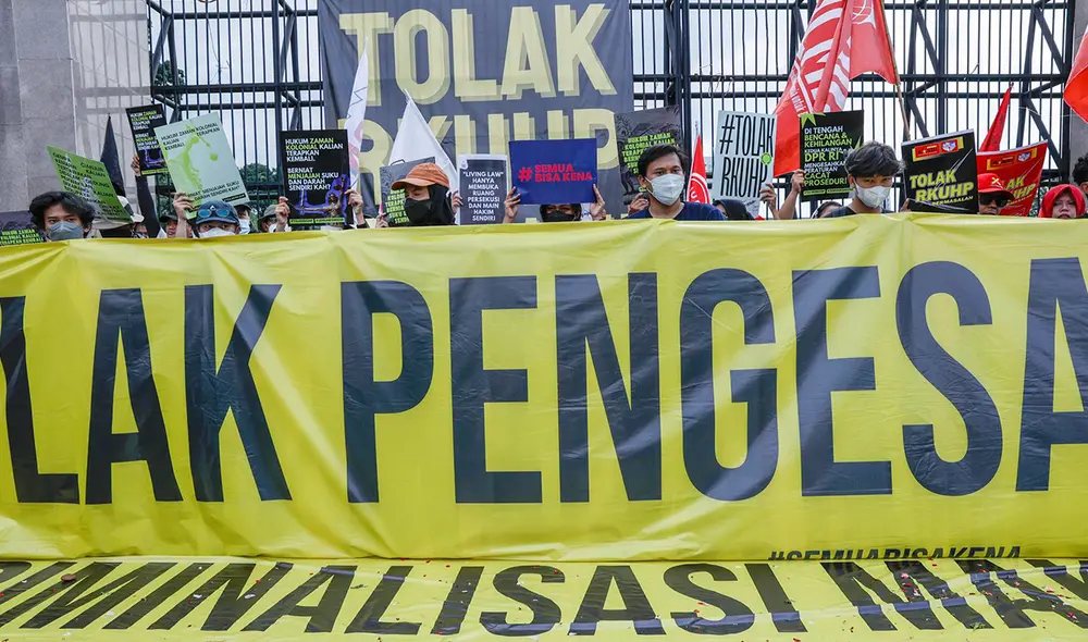 Manifestantes sostienen pancartas que rechazan el borrador de la nueva ley penal. Foto EFE