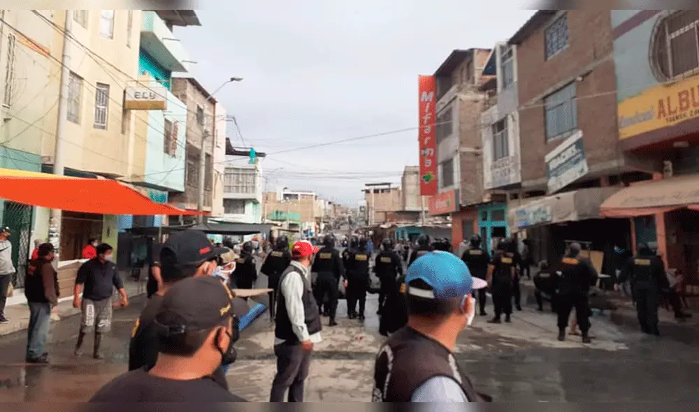 Agentes del Serenazgo, con ayuda de la Policía Nacional, desalojaron a los comerciantes informales. Agentes del Serenazgo, con ayuda de la Policía Nacional, desalojaron a los comerciantes informales.