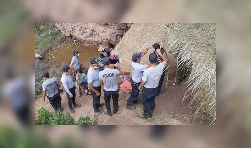 Policía Nacional del Perú (PNP) ayuda a familia. Créditos: PNP Huancavelica. Policía Nacional del Perú (PNP) ayuda a familia. Créditos: PNP Huancavelica.