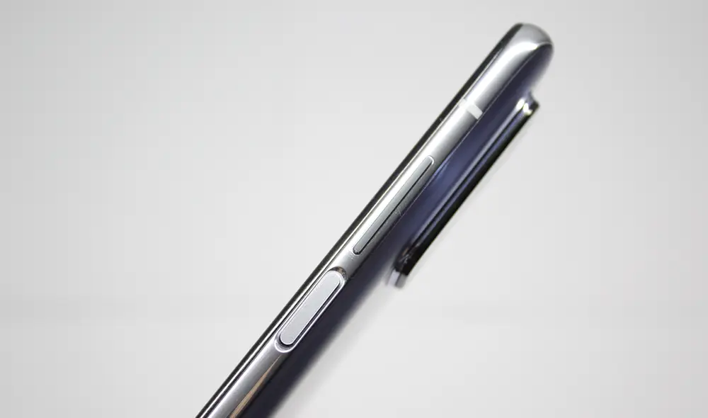 En el lateral derecho se encuentra el control del volumen y el botón de encendido. Foto: Carol Larrain