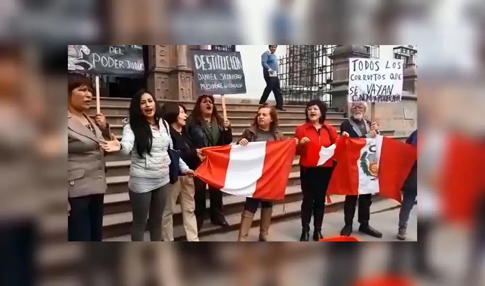 Realizaron plantón en Cusco debido a la fuga de Hinostroza y la investigación a Keiko Realizaron plantón en Cusco debido a la fuga de Hinostroza y la investigación a Keiko