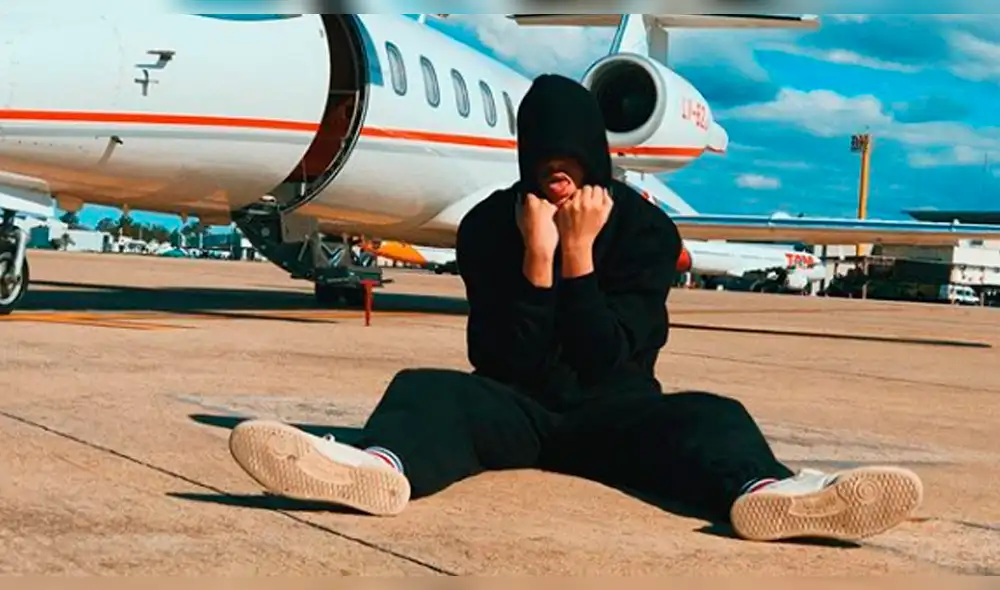 Bad Bunny impacta con atrevido look en los Latin Billboard