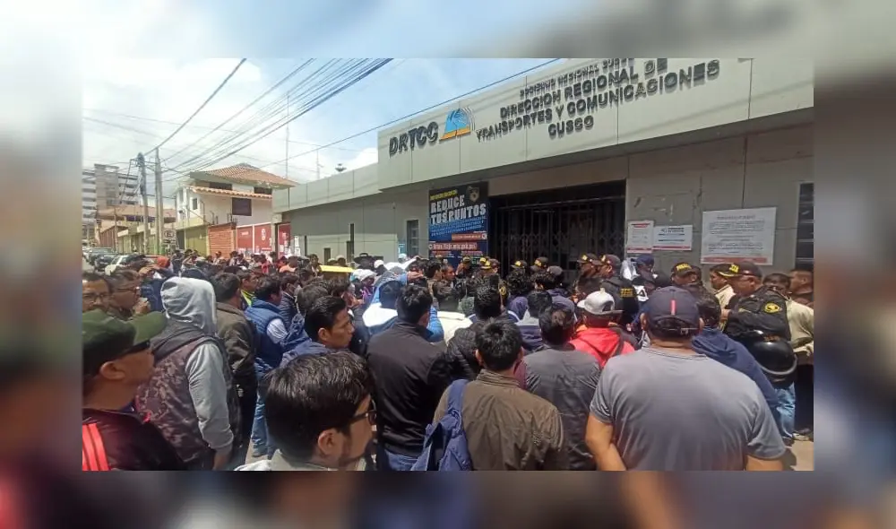 Cusco. Choferes expresaron su malestar e hicieron una serie de denuncias en Transportes. Foto: Alexander Flores/URPI