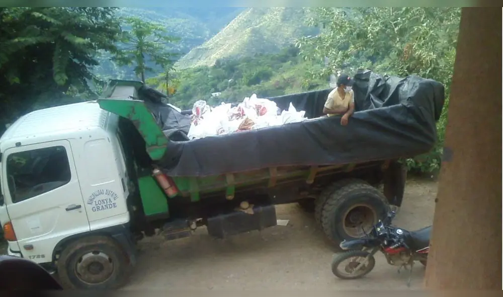 Reparten víveres en volquete de la basura Reparten víveres en volquete de la basura