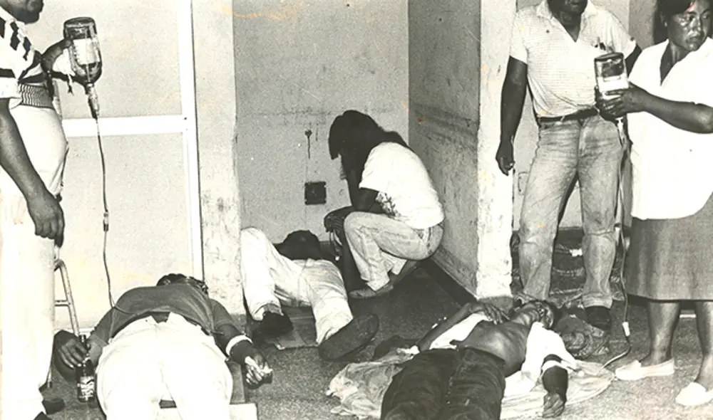 Cólera. Dramática imagen del fotógrafo David Zavaleta (de La República) de enfermos del cólera en un hospital de Lima.