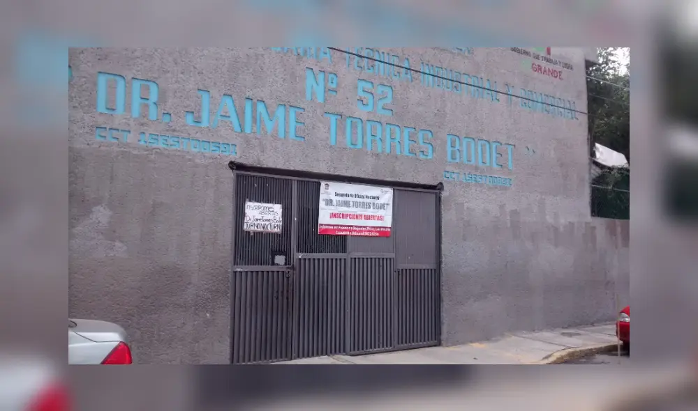 Estudiantes protestaron afuera de las instalaciones de la Escuela Secundaria Técnica Industrial y Comercial N. 52 como medida de protesta. (Foto: SDP noticias)