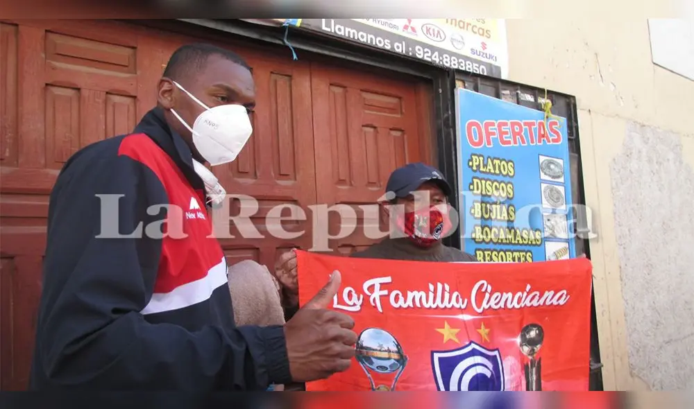Hinchas llegaron al hotel de concentración para despedir a los jugadores.