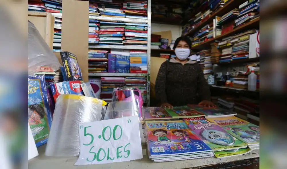 Ivonne se desempeña en el stand de su suegro desde hace diez años, y extiende un préstamo recibido antes de la pandemia para mantenerse. Foto: Flavio Matos / La República Ivonne se desempeña en el stand de su suegro desde hace diez años, y extiende un préstamo recibido antes de la pandemia para mantenerse. Foto: Flavio Matos / La República