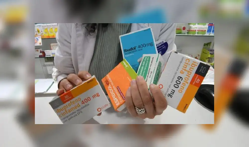 A monk walks across a terminal as people check in at Rome's Fiumicino airport on June 3, 2020, as airports and borders reopen for tourists and residents free to travel across the country, within the COVID-19 infection, caused by the novel coronavirus. (Photo by Filippo MONTEFORTE / AFP) A monk walks across a terminal as people check in at Rome's Fiumicino airport on June 3, 2020, as airports and borders reopen for tourists and residents free to travel across the country, within the COVID-19 infection, caused by the novel coronavirus. (Photo by Filippo MONTEFORTE / AFP)