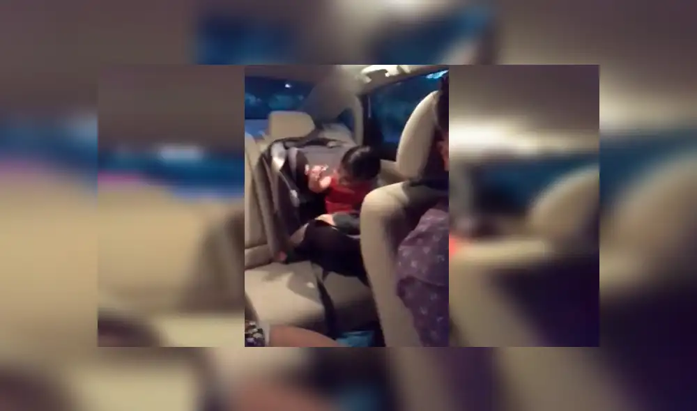 En YouTube, una pequeño estaba dormido en el vehículo de su mamá y despertó al escuchar su canción favorita.