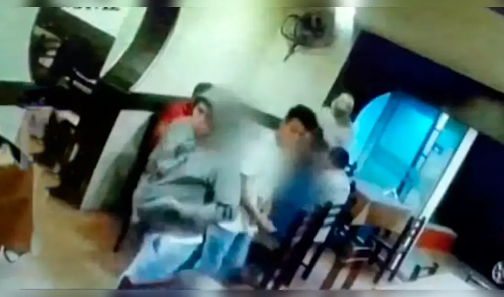 Delincuentes fueron captados por las cámaras del interior y exterior del local.