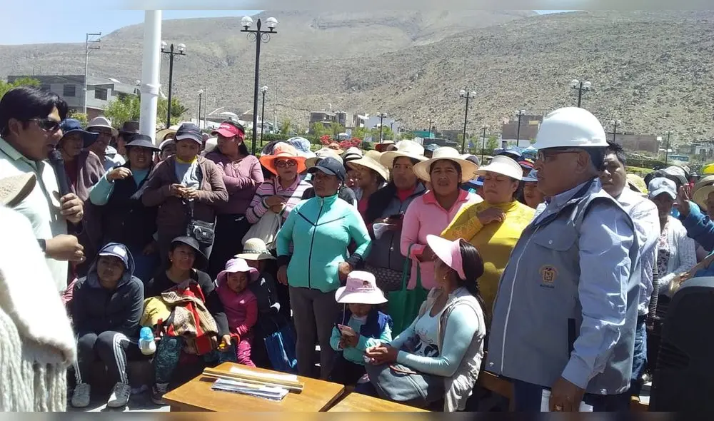 Arequipa: padres protestan porque sus hijos no caben en las carpetas que les entregaron Arequipa: padres protestan porque sus hijos no caben en las carpetas que les entregaron