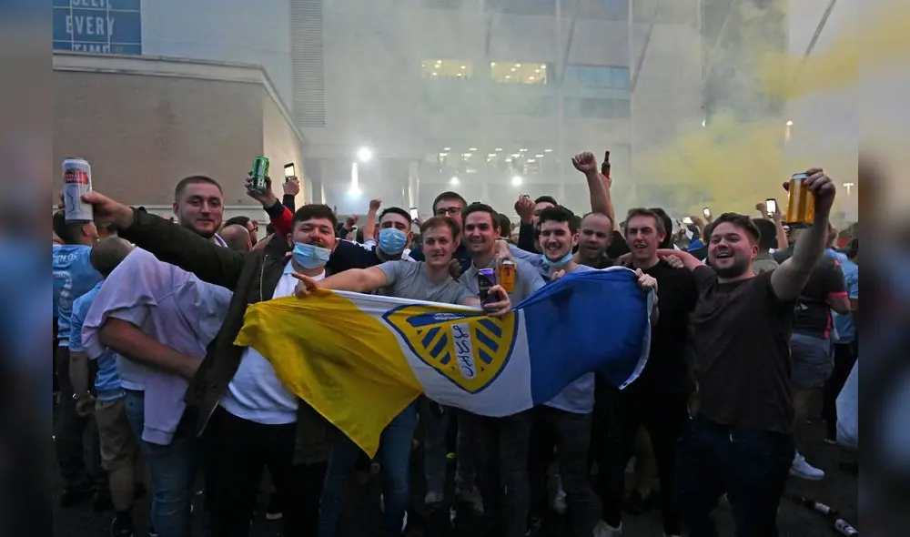 Leeds United: Hinchas celebran título y ascenso cantando ‘We are de champions’ de Queen. Leeds United: Hinchas celebran título y ascenso cantando ‘We are de champions’ de Queen.