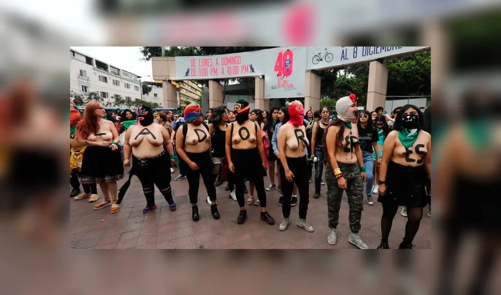 Un violador en tu camino: PNP lanza bombas lacrimógenas contra manifestantes en Parque Kennedy Un violador en tu camino: PNP lanza bombas lacrimógenas contra manifestantes en Parque Kennedy