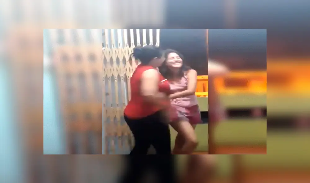 Facebook viral: chica es consolada por su progenitora, hasta una canción la hace cambiar 