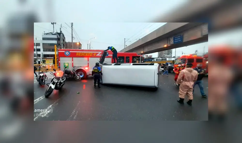 La combi fue impactada en la parte lateral y terminó volcándose en plena pista. Foto: Cortesía/Municipalidad de San Luis.