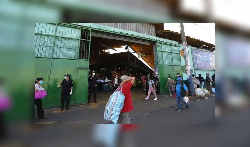 Agentes del orden también supervisaron el orden en el Mercado de Frutas de Caquetá. (Foto: Rodolfo Contreras / La República) Agentes del orden también supervisaron el orden en el Mercado de Frutas de Caquetá. (Foto: Rodolfo Contreras / La República)