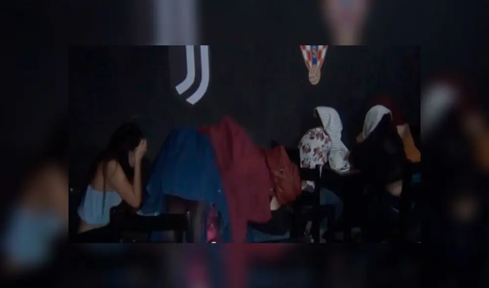 Féminas, en su mayoría extranjeras, fueron conducidas a la comisaría de Salamanca. (Foto: Captura de video / América Noticias)