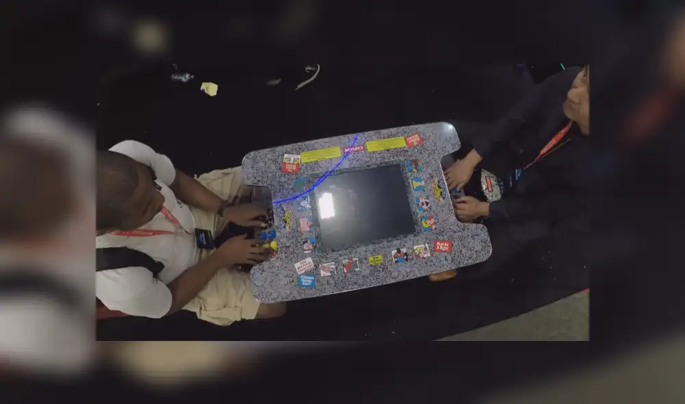 Inmensa cola se formó en EVO 2019 para probar la máquina arcade más grande del mundo. Algunos necesitarían ambas manos para controlar la palanca. Inmensa cola se formó en EVO 2019 para probar la máquina arcade más grande del mundo. Algunos necesitarían ambas manos para controlar la palanca.