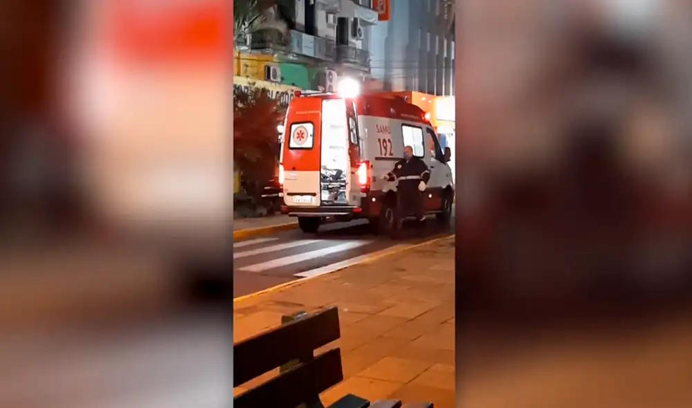 Desliza las imágenes para ver el momento exacto en que el perro sube a la ambulancia para seguir a su dueño hasta el hospital. Foto: captura de YouTube Desliza las imágenes para ver el momento exacto en que el perro sube a la ambulancia para seguir a su dueño hasta el hospital. Foto: captura de YouTube