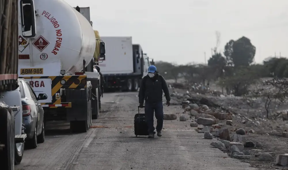 Los enfrentamientos siguen entre manifestantes y la PNP en la zona del Barrio Chino. Foto : Jorge Cerdan / La República Los enfrentamientos siguen entre manifestantes y la PNP en la zona del Barrio Chino. Foto : Jorge Cerdan / La República