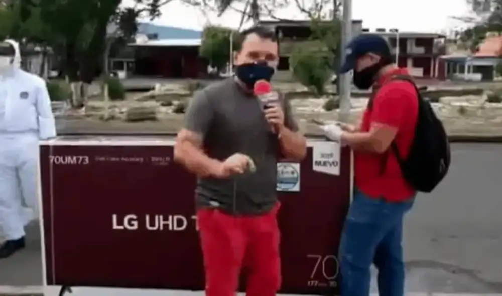El periodista quiso jugarle una broma al hombre por comprar un televisor. Foto: Captura/Facebook El periodista quiso jugarle una broma al hombre por comprar un televisor. Foto: Captura/Facebook