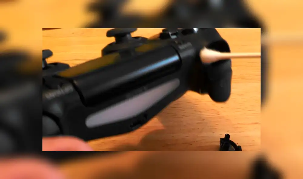 Apóyate con hisopos o cepillos de dientes para alcanzar rincones difíciles como los análogos.