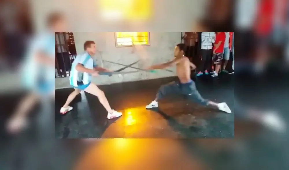 YouTube: dos presos protagonizan violenta pelea con cuchillos gigantes | VIDEO YouTube: dos presos protagonizan violenta pelea con cuchillos gigantes | VIDEO