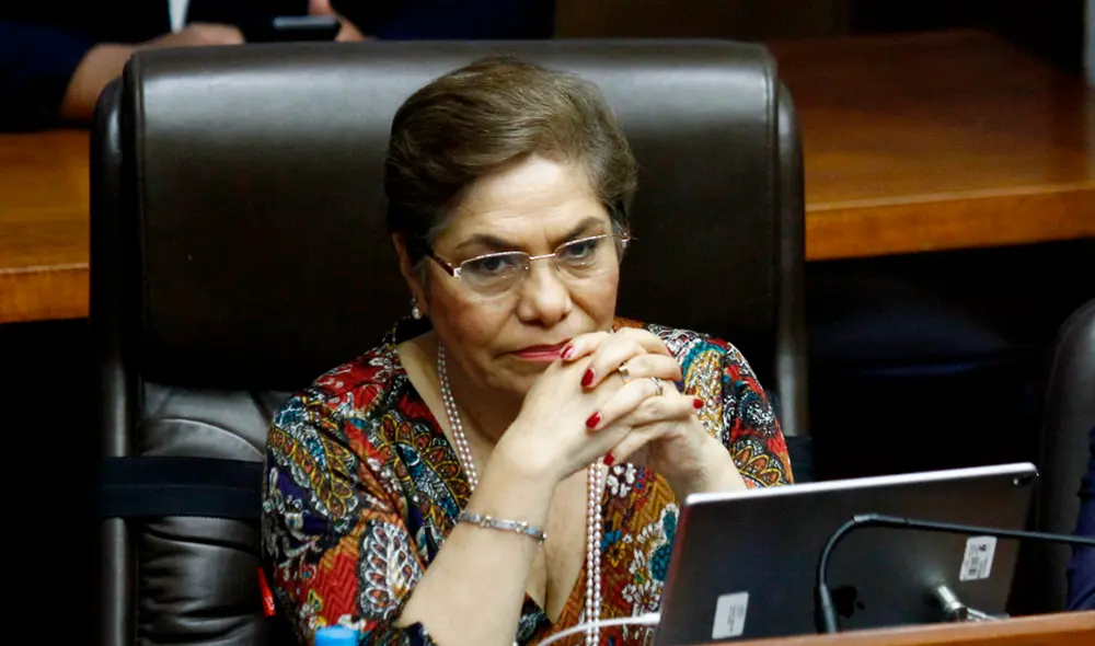 La congresista Luz Salgada fue filamada junto a Vladimiro Montesinos en la sala del SIN. Foto: La República.
