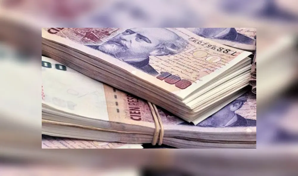 El peso argentino se desplomó luego de conocerse la derrota deMauricio Macri en las elecciones primarias celebradas el pasado domingo. Foto: Difusión.