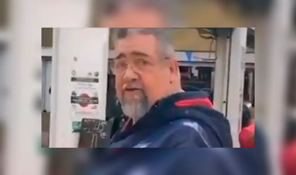 Hombre usa cartón gigante para mantenerse alejado de la gente por coronavirus [VIDEO] 