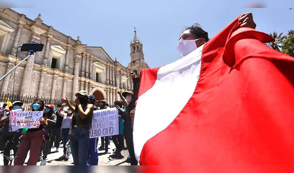 Continúan protestas en Arequipa contra Manuel Merino. Continúan protestas en Arequipa contra Manuel Merino.