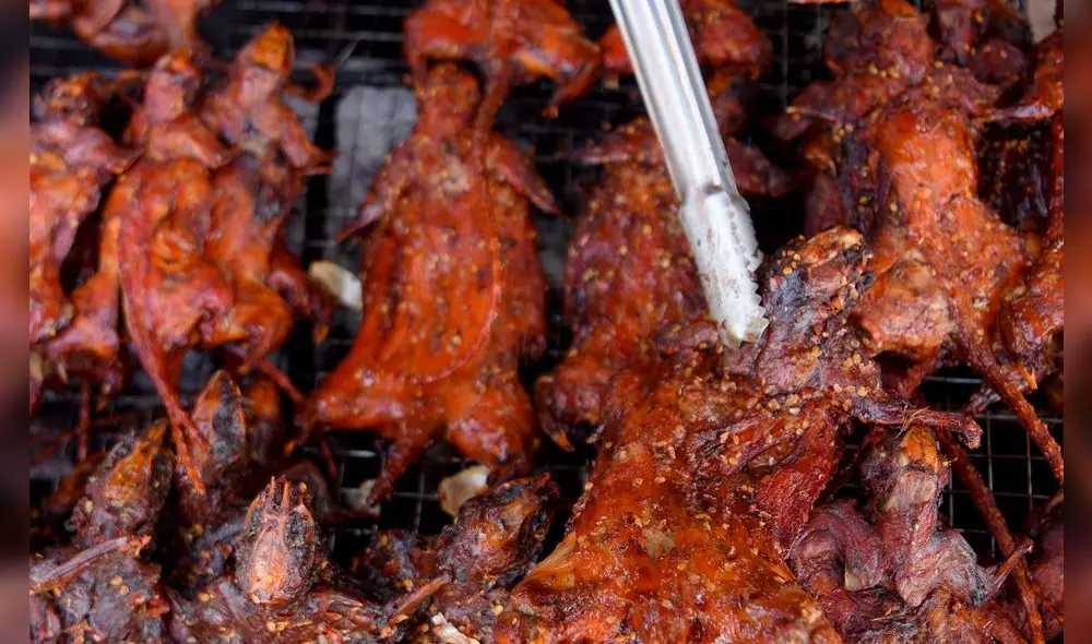 El pincho de rata, un tentempié que gana popularidad en Camboya. Foto: AFP. El pincho de rata, un tentempié que gana popularidad en Camboya. Foto: AFP.