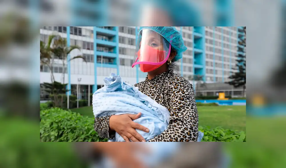 Recién nacido, de padres con COVID-19, sale de alta junto a su madre. Foto: Andina Recién nacido, de padres con COVID-19, sale de alta junto a su madre. Foto: Andina