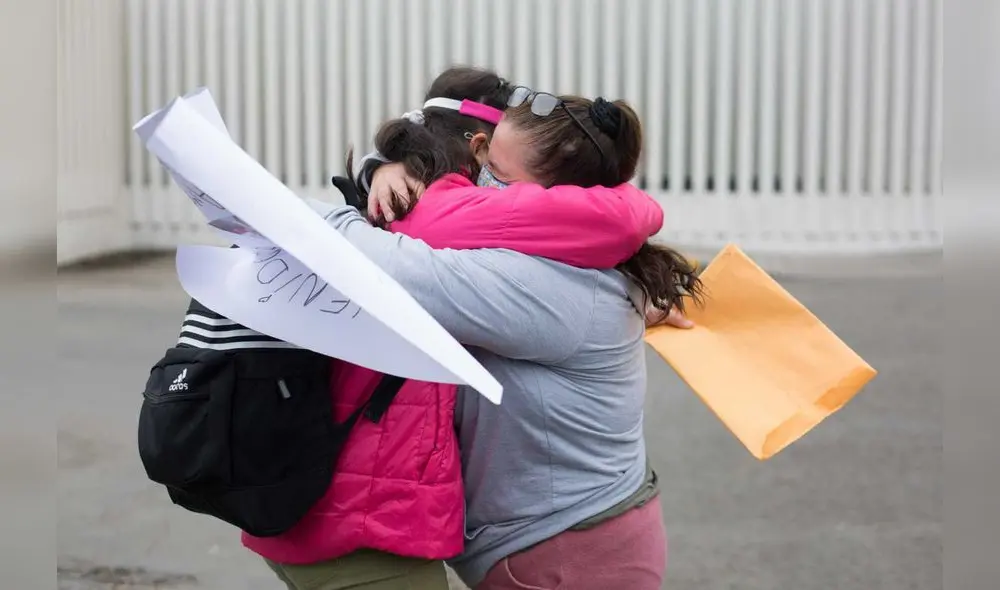 Emotivo encuentro de pasajeros que llegan del Cusco y sus familiares a las afueras del Jorge Chávez / Fotos: John Reyes
