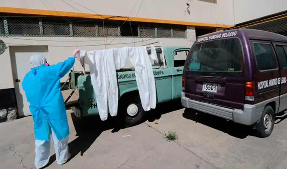 Médico lavando traje de protección en el hospital Honorio Delgado de Arequipa. Foto: Difusión. Médico lavando traje de protección en el hospital Honorio Delgado de Arequipa. Foto: Difusión.