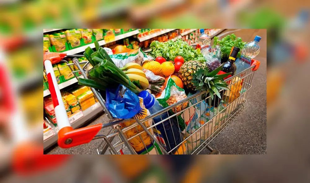 La mujer lloró y abrazó al policía cuando este le ofreció los víveres. Fuente: foto referencial.