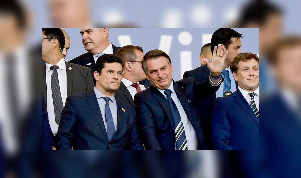 ¿Imparcial? Exjuez y ahora ministro de Justicia, Sergio Moro (izq.) al lado del presidente de Brasil, Jair Bolsonaro (centro).