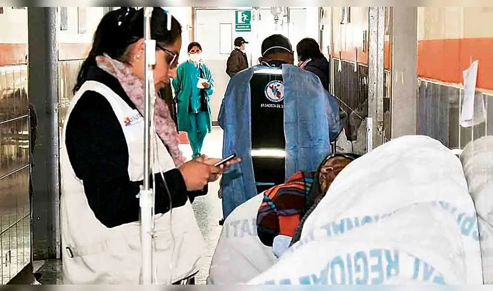 abarrotado. En pasadizos, se acondicionaron camillas.